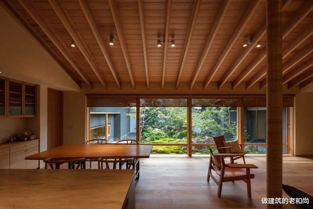 200㎡的日式住宅:以木为材,围绕一个流水庭院组织空间