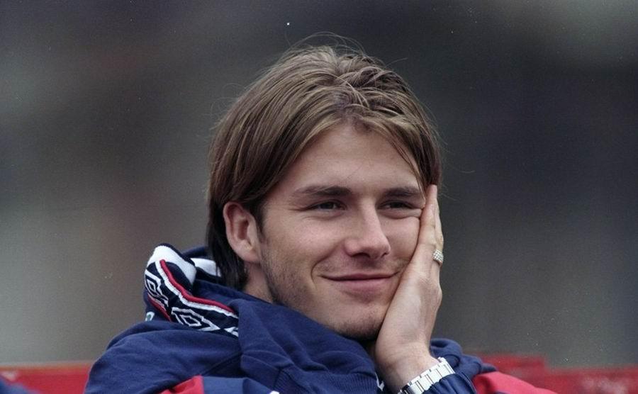 发型|小贝一家同框亮相,四个孩子模仿父亲经典发型,颜值却都差了不少