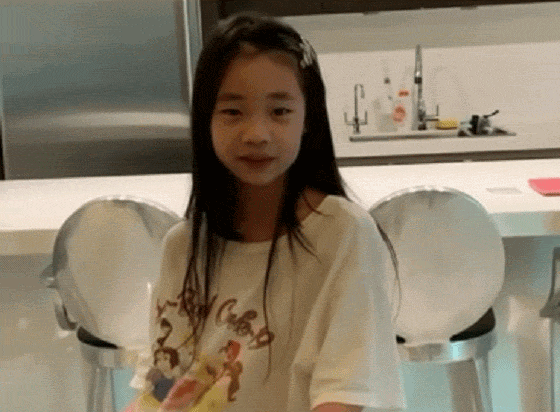 小S|小S强迫小女儿认“哥哥”，许老三惊艳出镜，网友大赞其美貌超越妈妈