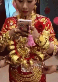“女朋友总是过来给我洗衣服，她是不是很傻？”