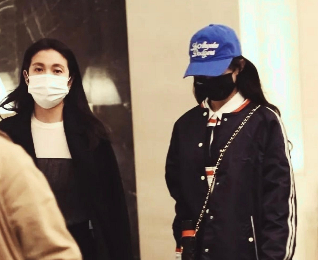 |赵丽颖还没认识到自己已经当妈了,私下穿的像学生,感觉年轻好多