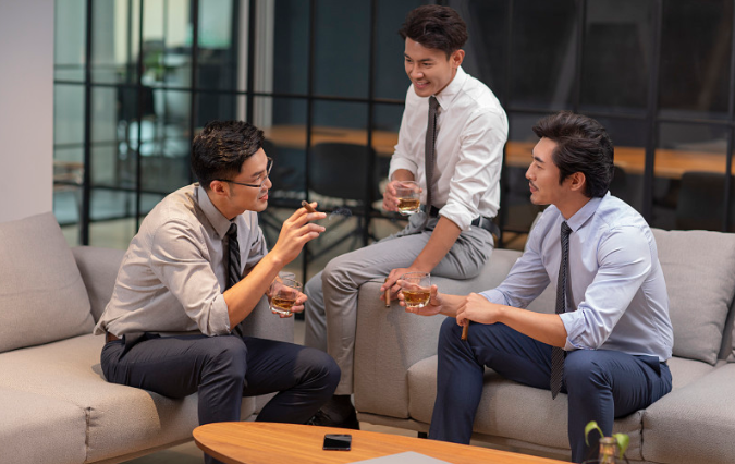 树先生聊情感|人到中年，应该远离同学聚会，同学相聚无非是三个目的，毫无意义