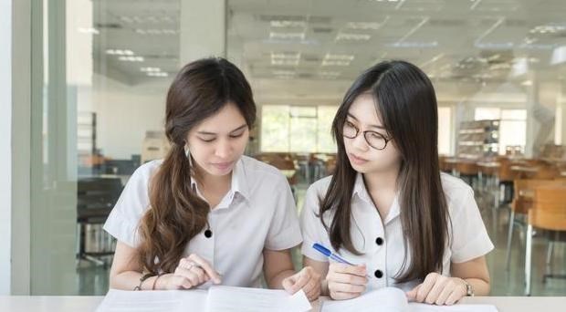 请假条|大学生因“请假条”走红校园，还没毕业已先成家，辅导员送上祝福