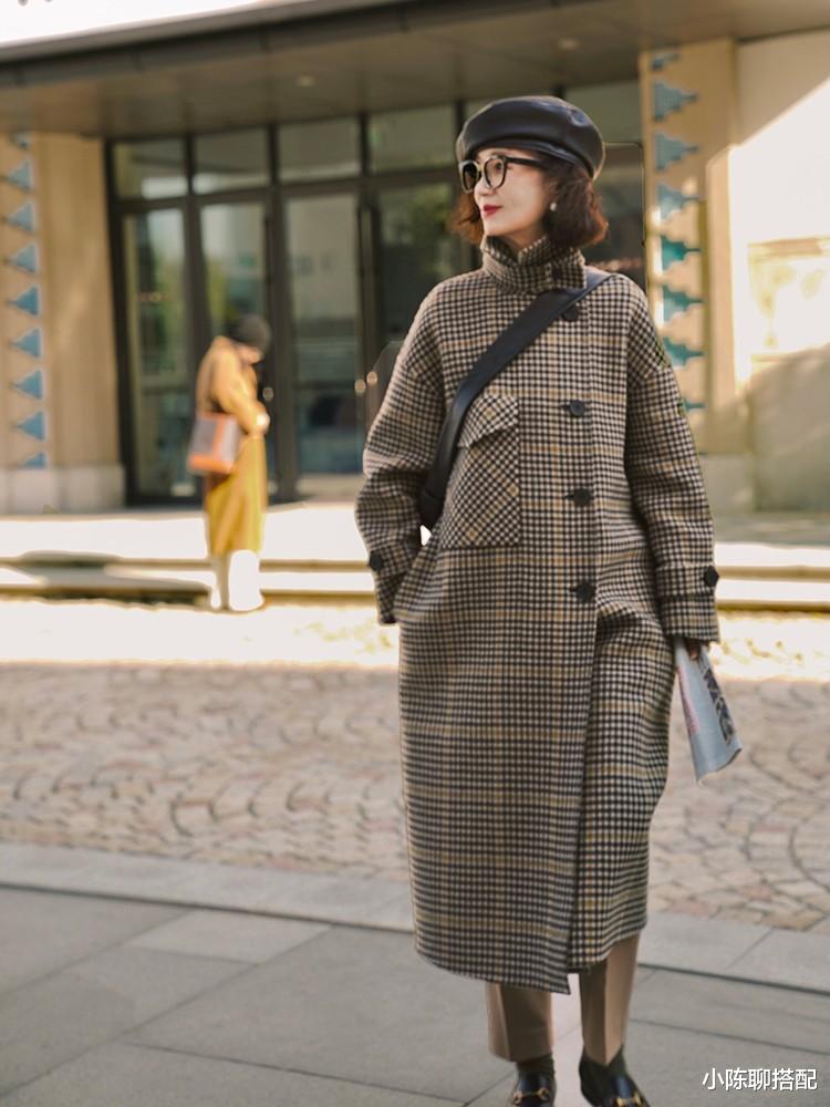 小陈聊搭配 这才是60+女人该有的大衣打扮，不显老不扮嫩，妈妈们可以照着穿