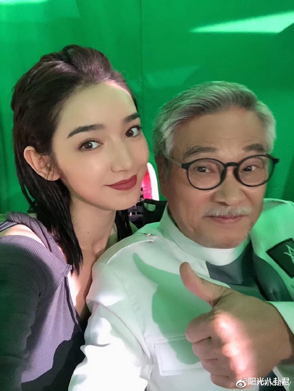 吴孟达|多位明星晒与吴孟达生前珍贵合影，张张照片面带微笑，乐观又慈祥