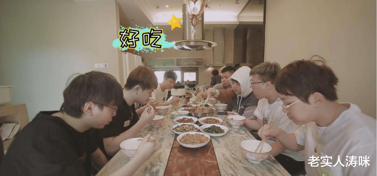 Uzi|“UZI来全吃了”!BLG伙食曝光,1顿15个菜,比EDG庆功宴还丰盛