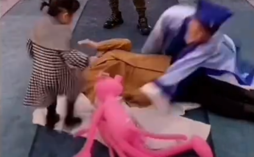 |吴迪老婆被徒弟趴身上强压，九儿暴怒用脚狠踹！方丈大哥感慨方丈被封