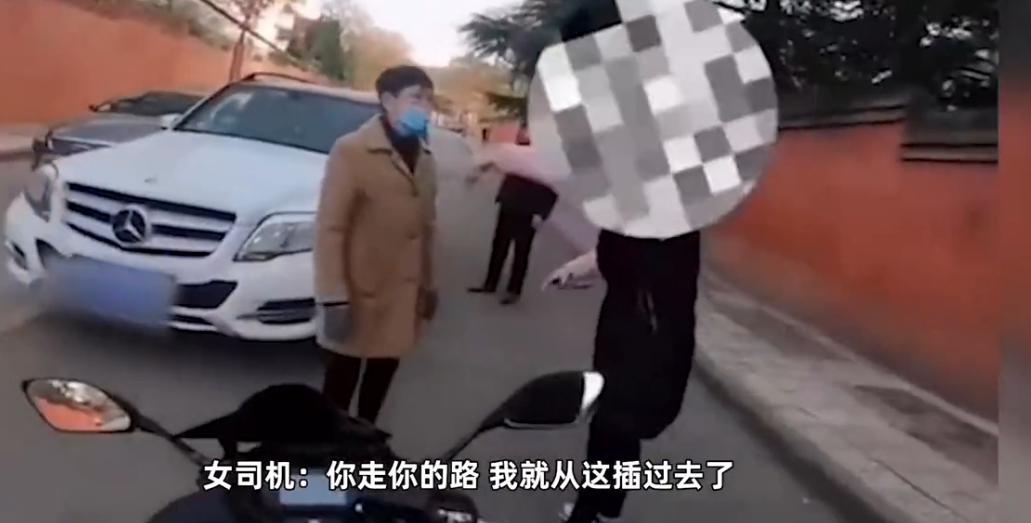 前方社会冲锋号 奔驰逆行被摩托车挡路，女司机下车狂怼摩托车司机，车上乘客：就支持逆行咋啦！