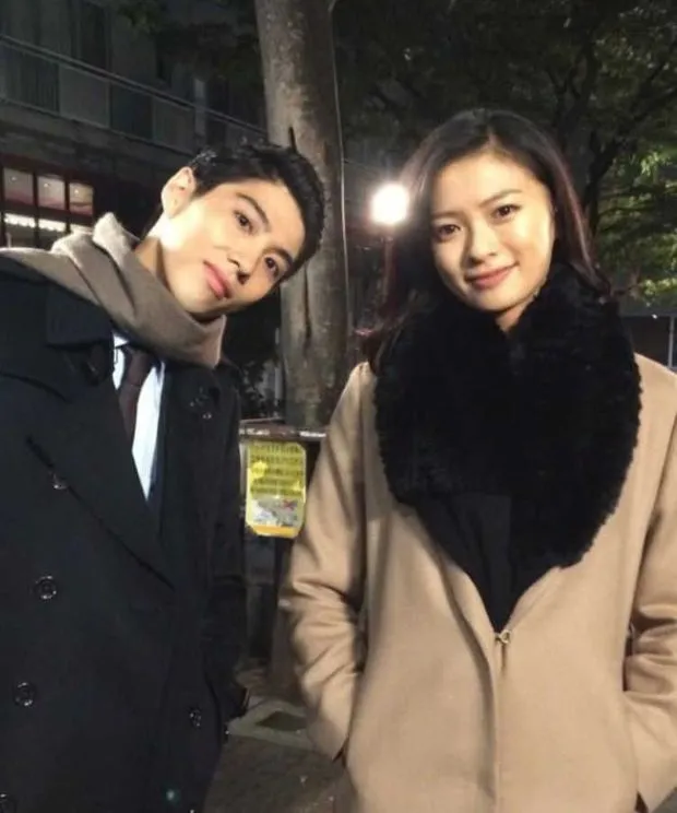 求婚|日本“国宝级神颜”英年早婚，与大1岁长腿姐姐一吻定情：全世界我最喜欢你