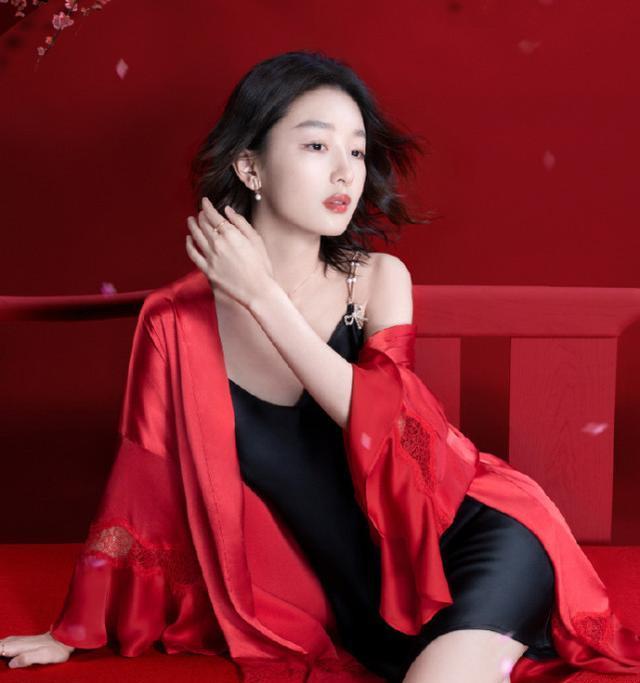 维多利亚的秘密|杨幂周冬雨维密大片,一个俏皮可爱一个风情万种,网友:身段真好