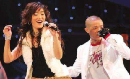 凤凰传奇|“凤凰传奇”组合23年却不是夫妻,现一个年入千万,一个欠债累累