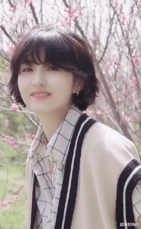 美甲|张子枫素颜上综艺，卷毛配娃娃领衬衫太清新，体态变好少女感满分