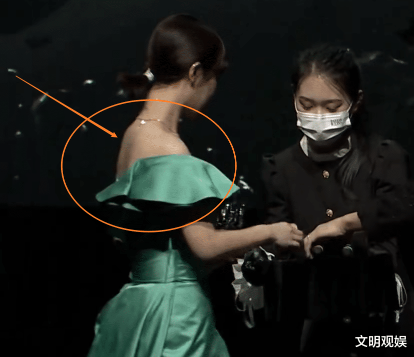 杨紫|还觉得杨紫身材很胖？当她和赵丽颖站在一起，身形对比让人不敢信