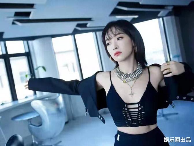 宋茜|宋茜穿露脐背心拍写真，长相变化太大，网友：以为是吴谨言