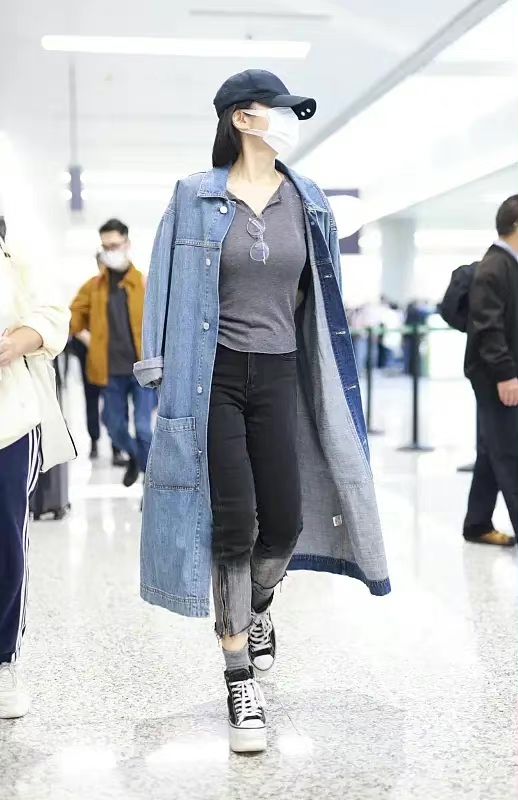 淘鱼时尚 许晴走机场也不低调，穿紧身针织衫曲线真够抢眼，这身材太招摇