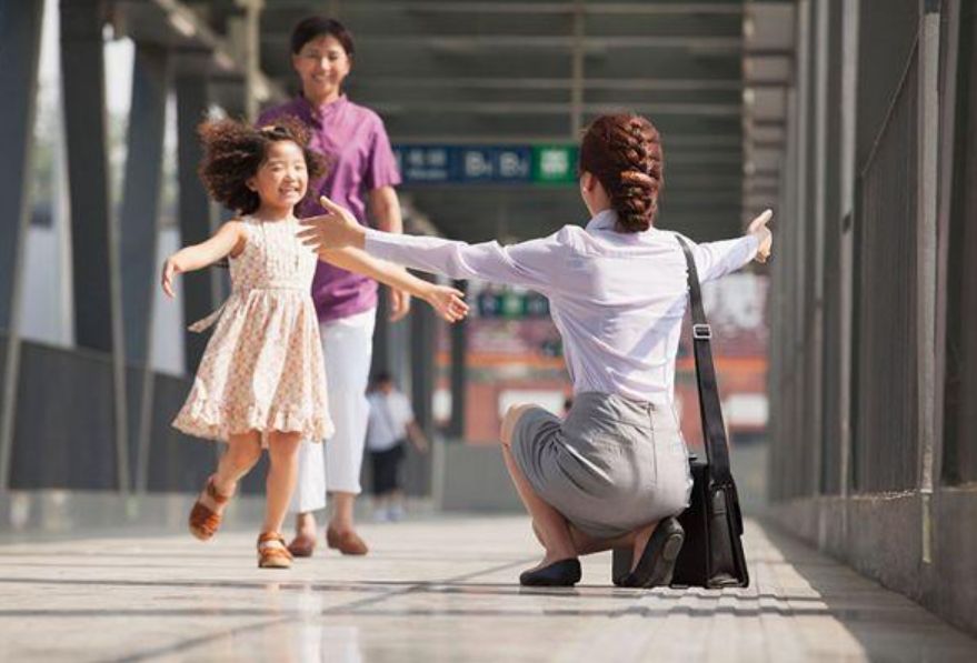 小芽的妈妈|早生娃还是晚生娃好？伊能静：别人是奶我是妈，没资格放纵自己