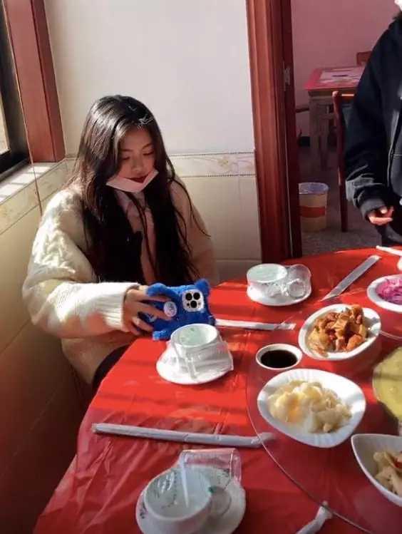 杨超越|杨超越回农村给父亲过大寿: 朴素如农家小妹, 自曝吃席比走红毯紧张