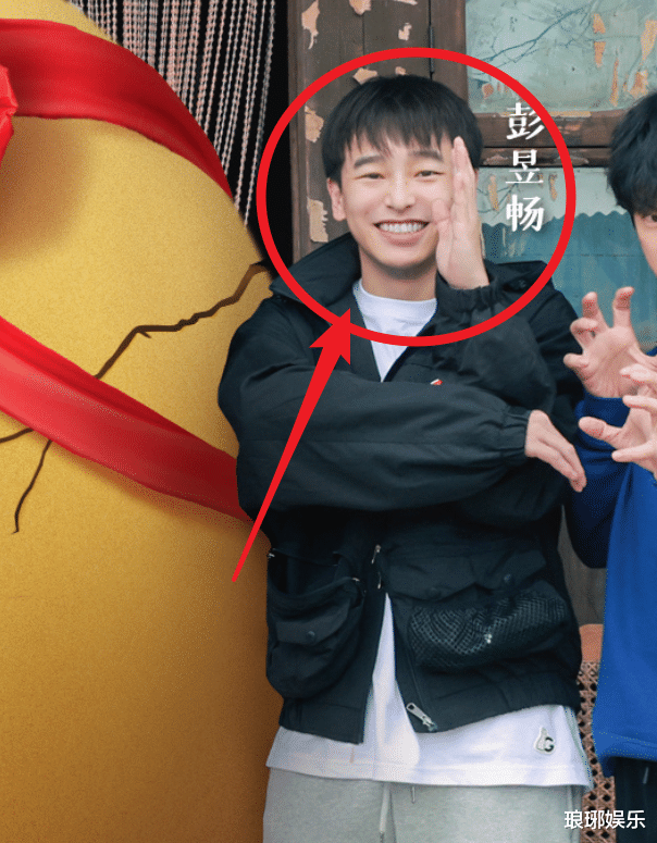 杨紫|向往5全新海报，中间的“彩蛋”嘉宾不神秘，光看鞋子就认出来了