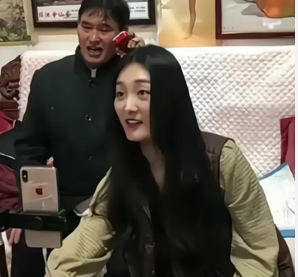 陈亚男|陈亚男当众承认在三亚买了房子，开宾利，网友：真话还是气话？