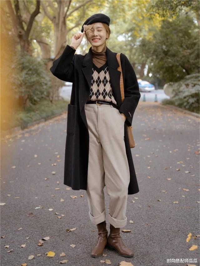 时尚搭配师瓜瓜|今年早秋别穿马丁靴了，当下流行的是“平头靴”，高级时髦不撞款