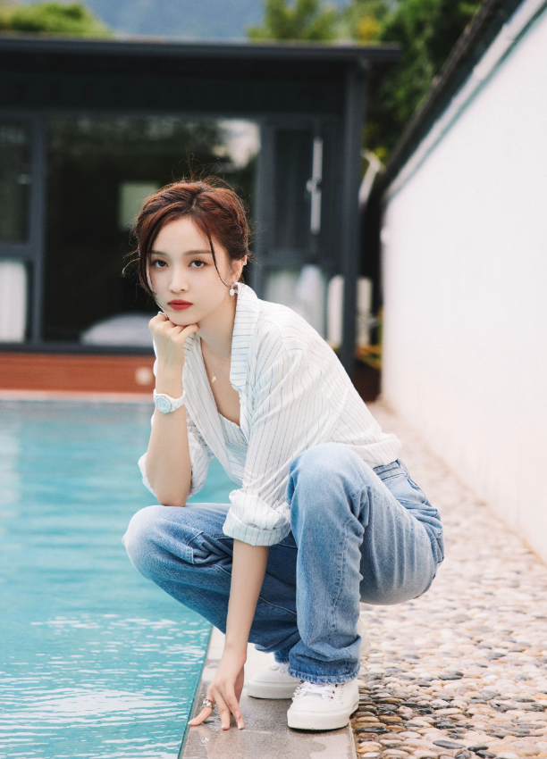 大时尚大观点 吴宣仪衣品在线,穿挂脖吊带秀纤细蛮腰,水洗牛仔裤休闲时髦