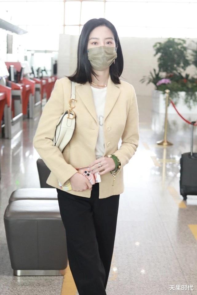 天果时代 杨采钰机场私服真时髦,杏色小西装配黑色长裤简洁利索,气质出众