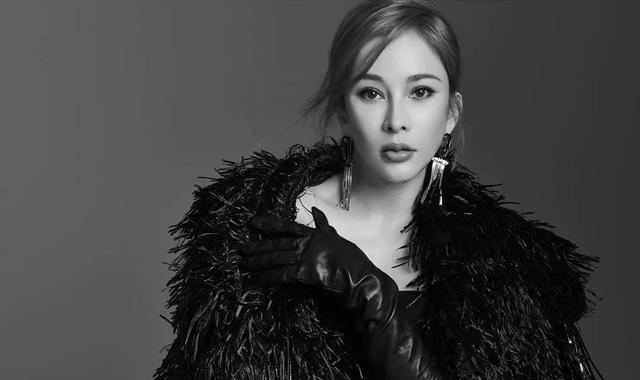 国际电影节|温岚商演场地简陋观众冷清，面容僵硬疑似撞脸萧亚轩，处境尴尬