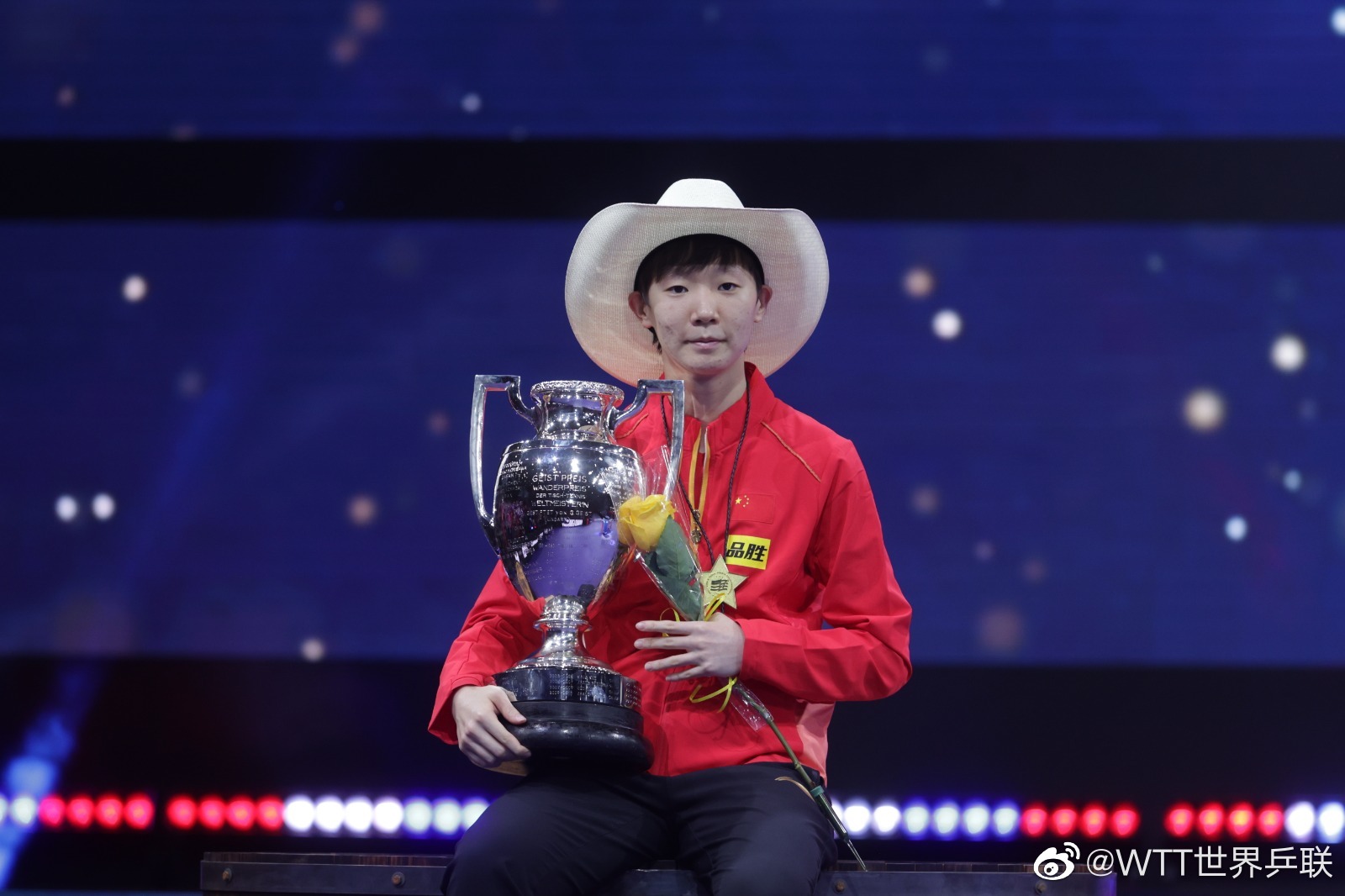 王曼昱|王曼昱夺冠飞奔拥抱恩师庆祝，肖战激动挥拳，师徒俩齐戴金牌合影
