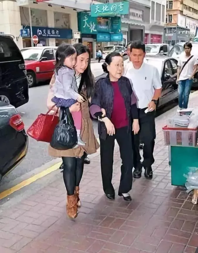 甘比|42岁的甘比，日子也不好过了？