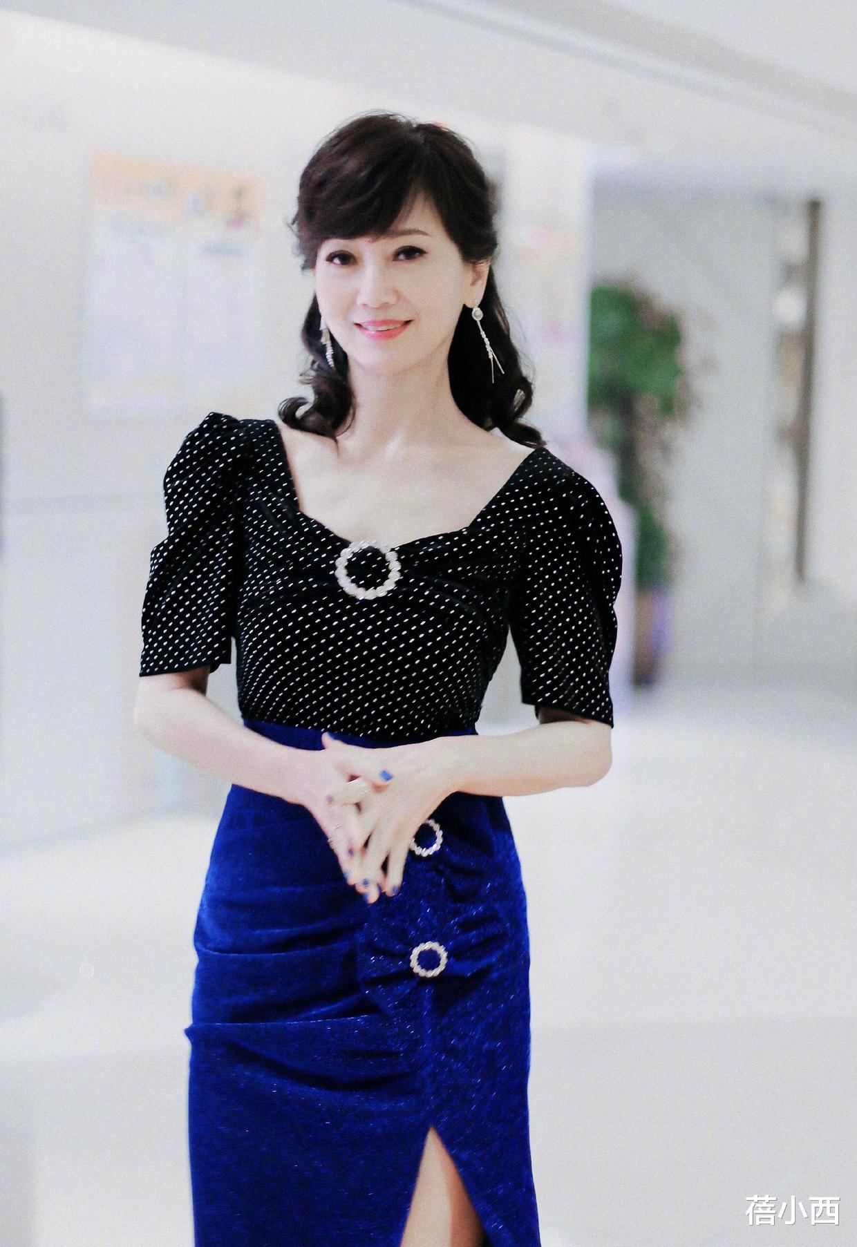 风衣|66岁赵雅芝终于扎起马尾辫，穿橘色风衣配手套，原装五官太抗老