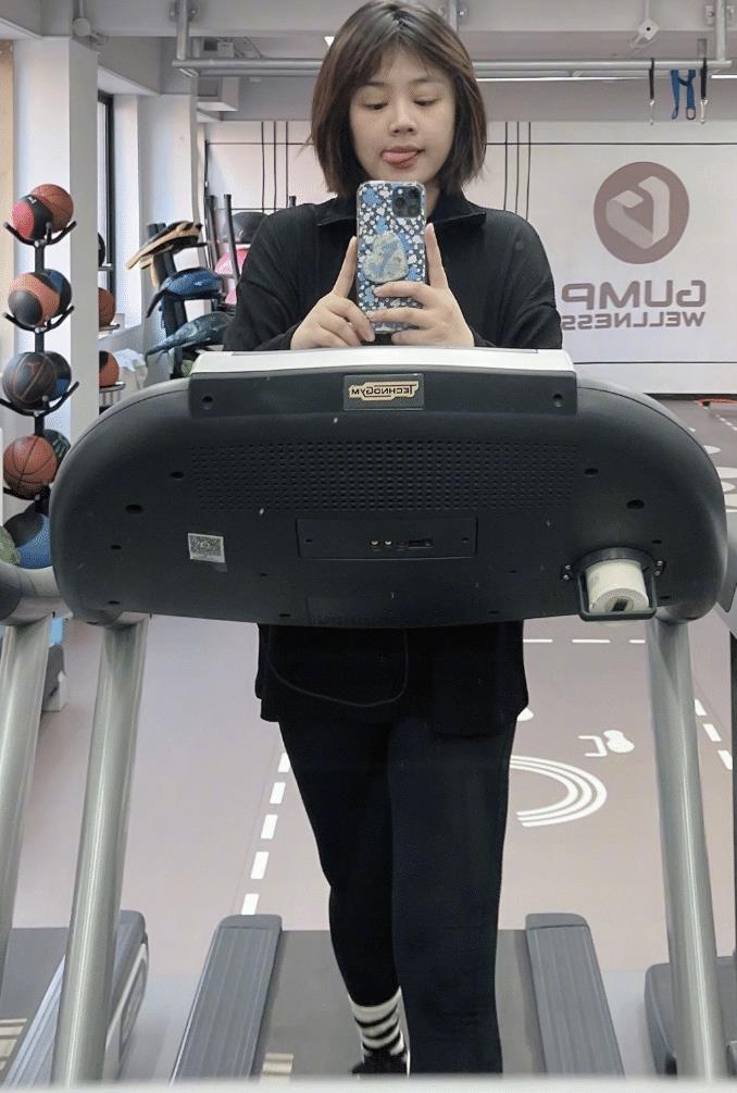 马思纯|马思纯挽张哲轩甜蜜同行,被男友宠溺捏脸,女方呈现幸福肥