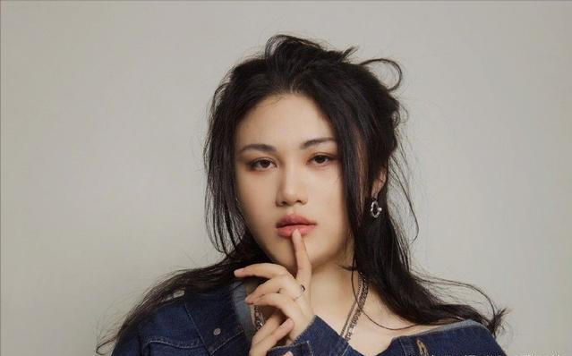 蔡明|《中国好声音》凡清，天生烟嗓又是创作才女，父母都很低调