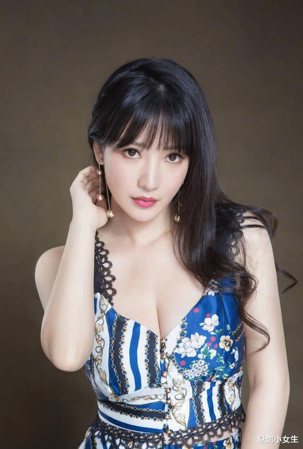 悬剑小女生 柳岩，性感女神背后的心酸，成名路上的荆棘坎坷