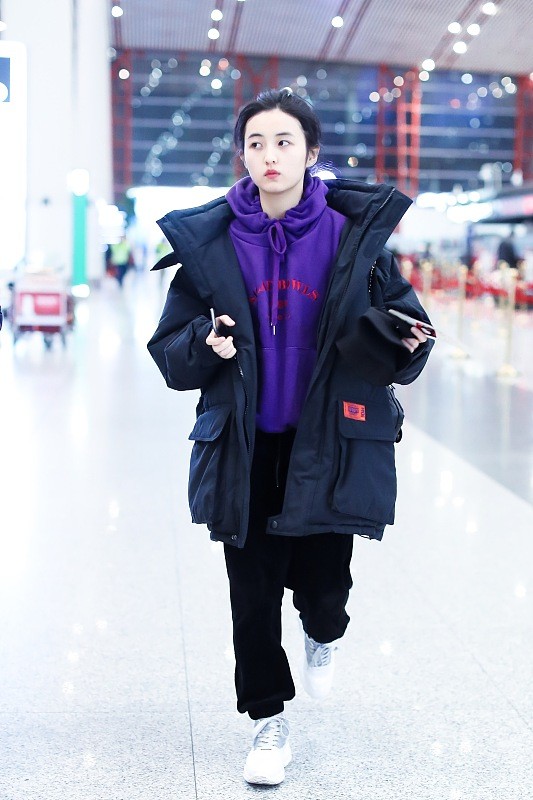 BiuVogue 张子枫不像是成年人，二十岁穿紫色的服装，服装成熟气质却像小孩