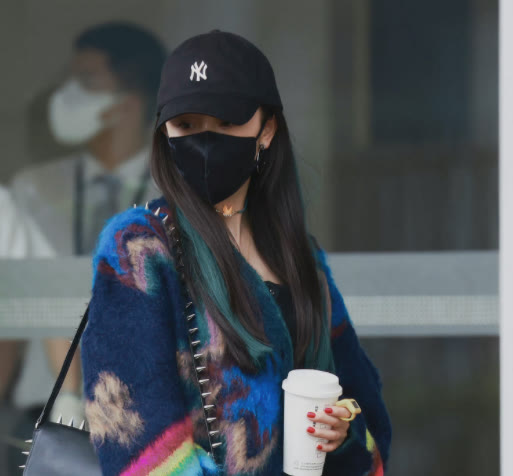 潮帮先生|杨幂的初秋穿搭真美，8千8开衫叠搭短裙时髦还显高，少女感太圈粉