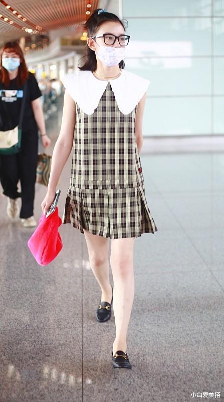 小白爱美搭|都说女大十八变，宋祖儿长大没变化，穿蓝色吊带裙还是那么可爱