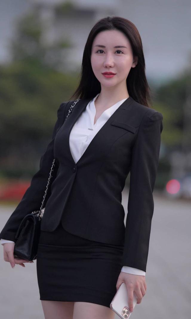 西装|黑西服配包臀，性感十足，职场女性如此搭配气质满分！