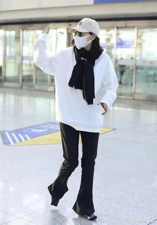 衣在配不在贵 闫妮的围巾戴得有点早,别人配大衣和风衣,她却配卫衣,仍惊艳了