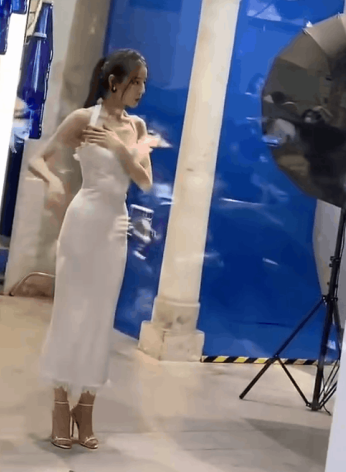 迪丽热巴|迪丽热巴被嘲又当又立，是谁在干涉女明星的“捂胸自由”？