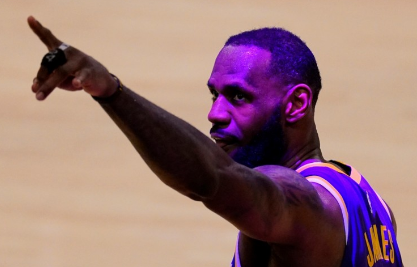 湖人队|目标18冠，湖人真能复制火箭夺冠之路？苏群：湖人今年可能创历史