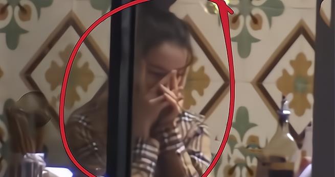 欧阳娜娜|迪丽热巴深夜逛街被狗仔跟拍！店里卖萌照片，小动作被全程录下