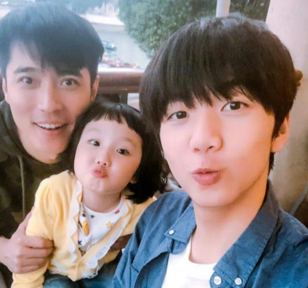 洪欣|洪欣与一双儿女合拍视频,儿子张镐濂罕见露面,丈夫张丹峰未出镜