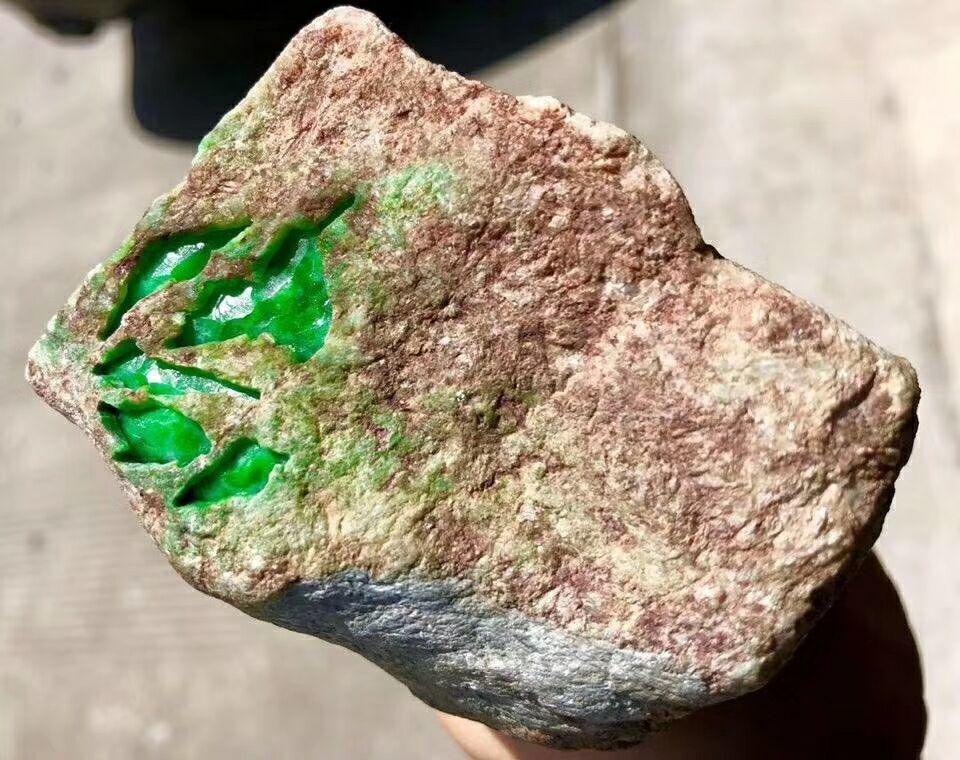 翡翠|翡翠原石中的盐砂皮皮壳，有利也有弊！