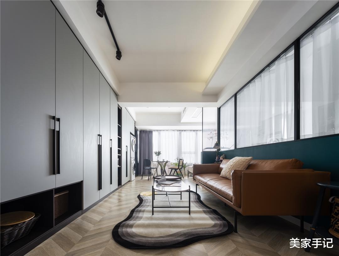 这位退休教师太有远见了,舍弃电视墙,全屋打满柜子,效果超高级!