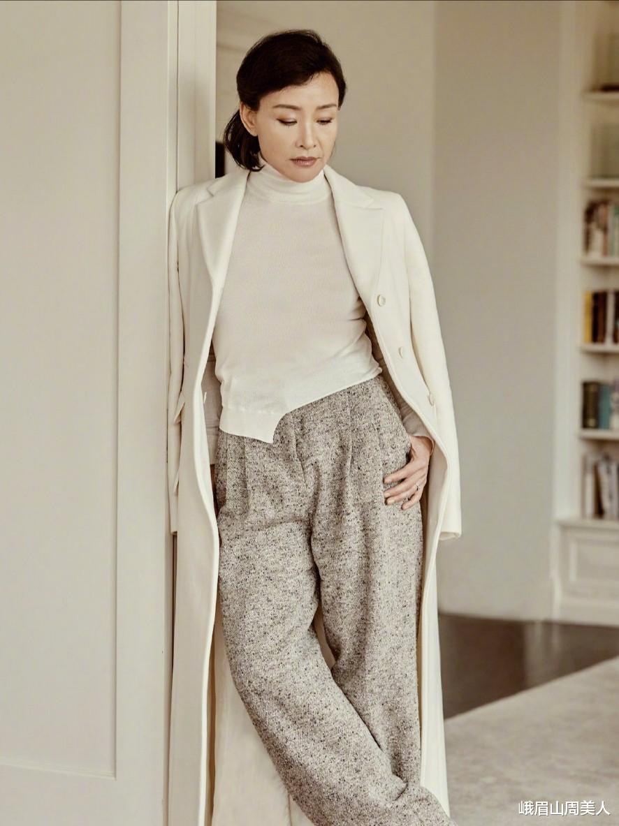 吊带裙 58岁陈冲这身材好得不真实，穿深V吊带裙拍大片，满满的高级感