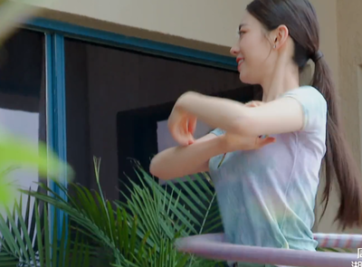 好物官|朗朗豪车旁为娇妻整理裙子，老婆难掩“葫芦”身材，呼啦圈没白摇