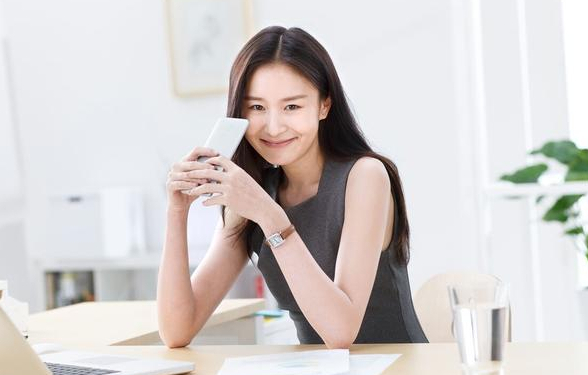 我是猴三|35岁剩女：曾经追求者无数，如今还不如00后，竟被男人扔在服务区