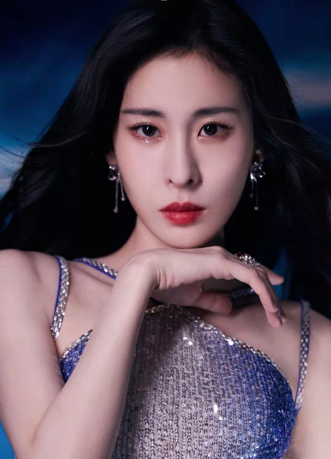 小白爱美搭 张碧晨穿“分体裙”秀身材，腰身纤细真不像生过孩子的，美艳大气