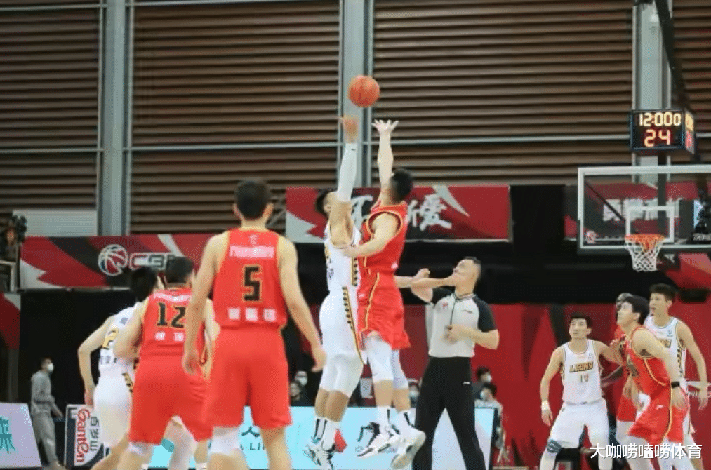 季后赛|辽宁体育局长观战，CBA季后赛爆发激烈冲突，当红国手受伤