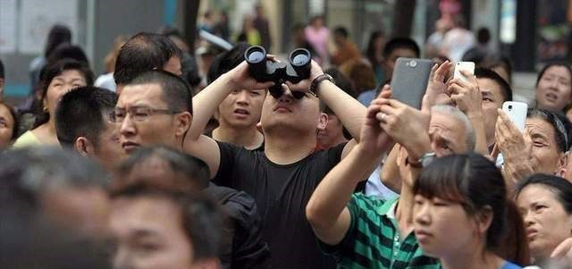 大爷|大爷野钓的罕见经历，意外收获“外星人头”草鱼，网友：变异了